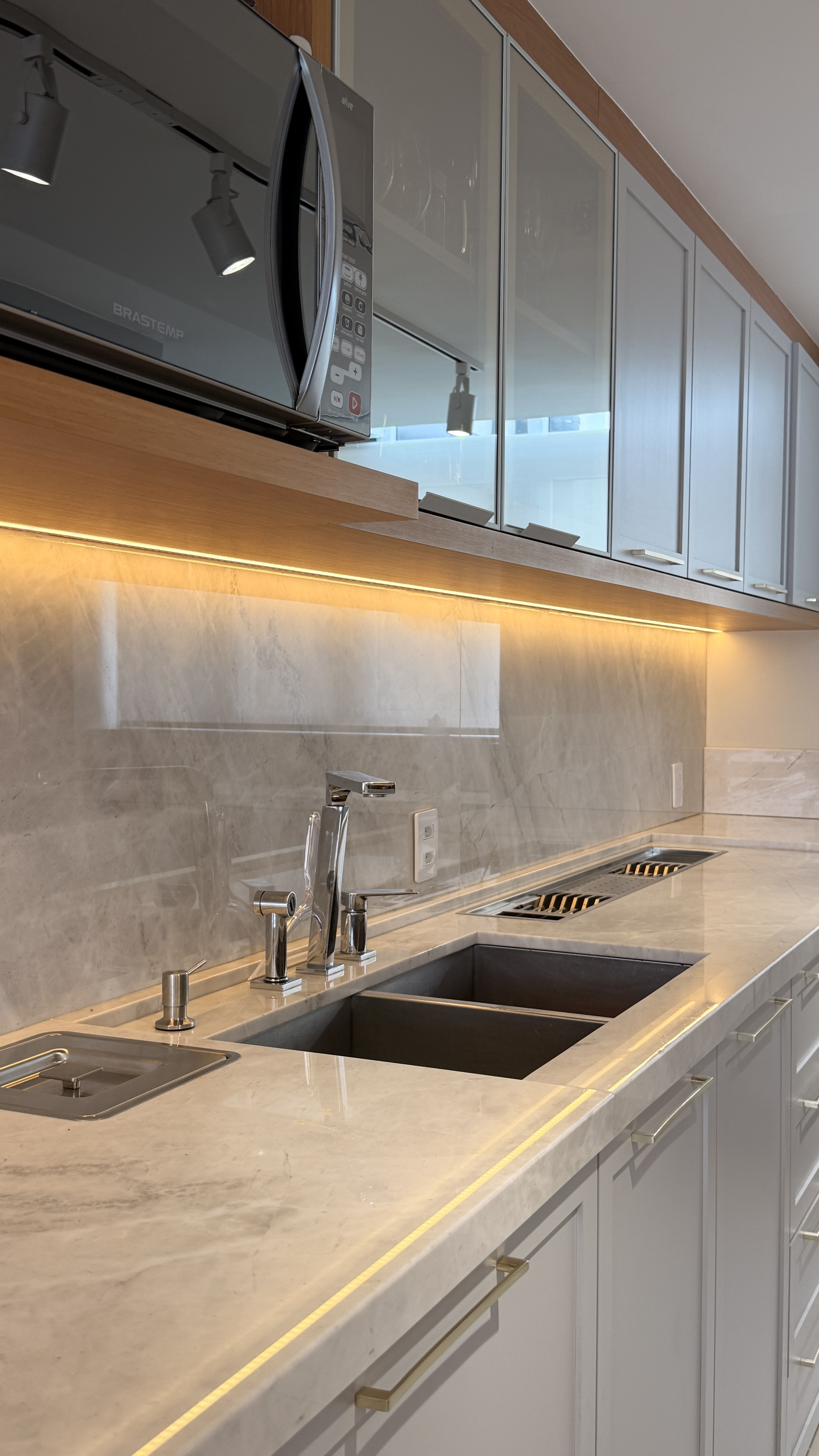 Reforma apartamento Porto Alegre, bairro Moinhos de Vento.

Projeto e execução de obras escritório C